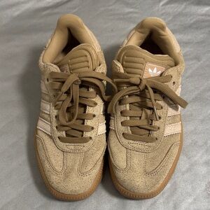 Adidas Samba XLG in crackled tan suede US6 FR38.5 with thicker gum soles.